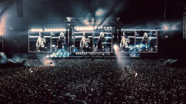 Na stadionu je bio zatvoren krov, što je nastupu dalo neobičnu dozu intimnosti