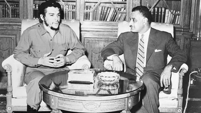 মিশরের তৎকালীন প্রেসিডেন্ট গামাল আবদেল নাসেরের সঙ্গে চে গেভারা 