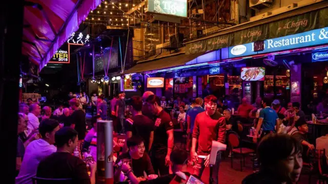 ဘန်ကော်ကမြို့လယ်ခေါင်က စားသောက်ဆိုင်မြင်ကွင်း