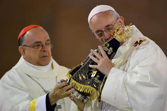 Papa Francisco beija imagem de Nossa Senhora Aparecida durante missa na basílica de mesmo nome, em 24 de julho de 2013, em Aparecida.