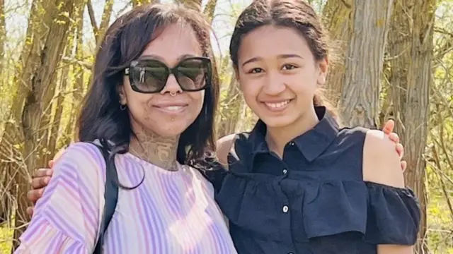 ኣደ ምስ ጓላ