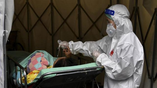 ภาพพยาบาลรักษาคนไข้