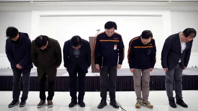 Des dirigeants de la compagnie aérienne Jeju Air baissent la tête