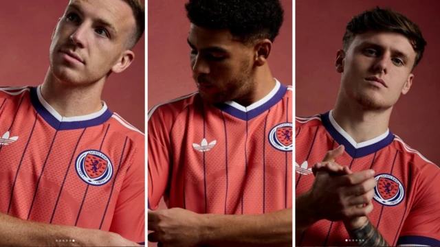 Lewis Ferguson (kiri), Che Adams (tengah) and Ben Doak (kanan) mengenakan kostum tandang timnas Skotlandia pada 2026.