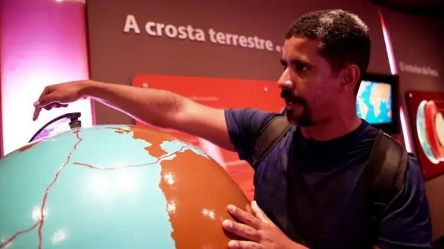 ਗਲੋਬ ਦੇ ਨਾਲ ਲਿਓਨਾਰਡੋ