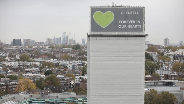General view of wetin remain of Grenfell Tower covered wit hoardings afta a severe fire for June 2017 on October 29, 2019