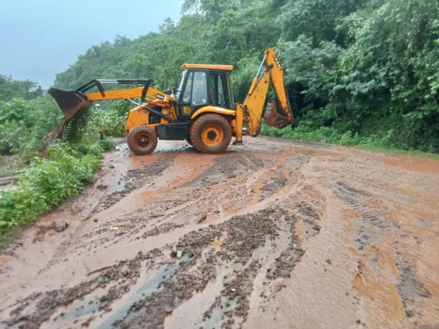रायगड जिल्ह्यात दरड कोसळली