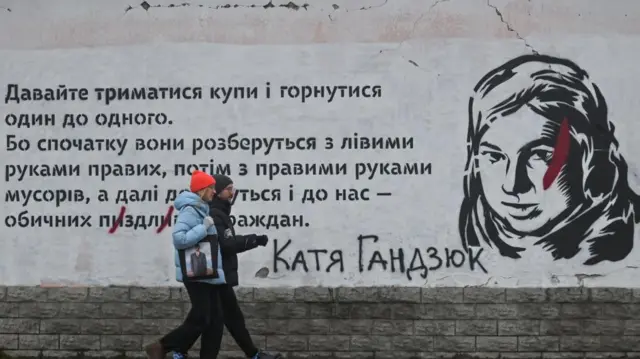 Belboglar va paypoqlardagi etuk porno videolar