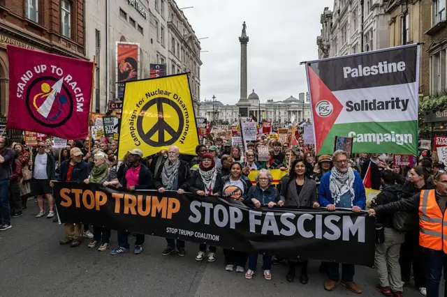 லண்டனில் டிரம்ப் வருகைக்கு எதிர்ப்பு தெரிவித்து, போராட்டத்தில் ஈடுபட்ட காட்சி. காஸாவில் நடைபெறும் போர் உள்ளிட்டவற்றுக்கு இக்குழுவினர் எதிர்ப்பு தெரிவித்தனர்.