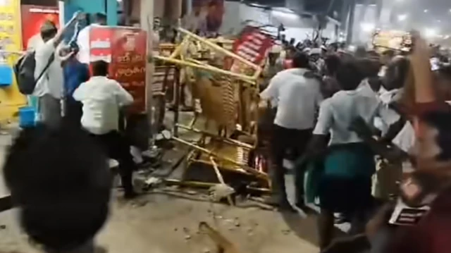 திருப்பரங்குன்றம் மலையில் தீபம் ஏற்றுவது தொடர்பாக தள்ளுமுள்ளு