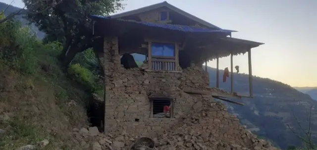 धेरै घरहरू भत्किएका अधिकारीहरूले जनाएका छन् 