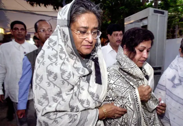 শেখ হাসিনা, বোন শেখ রেহানার সঙ্গে। ২০০১ সালের ১৫ অগাস্টে তোলা ছবি