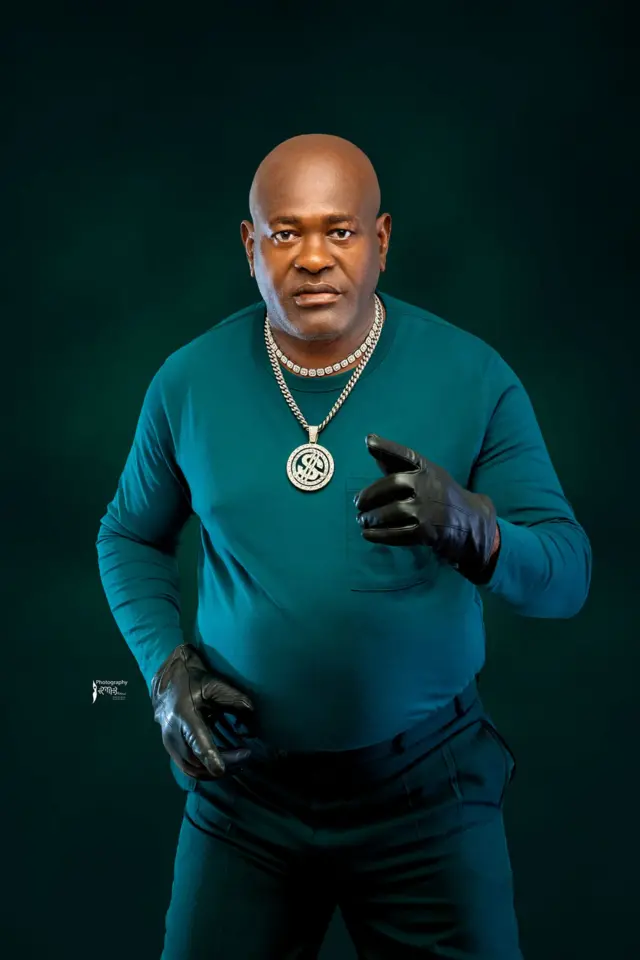 L’artiste Longue Longue se fait connaitre en 2001 à travers son titre « Ayo Africa », dans lequel il décrit à la fois le colonialisme, mais aussi le népotisme des dirigeants africains. 