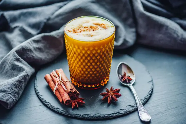 قهوه با لاته زردچوبه