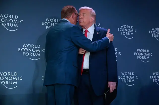 BlackRock ижрочи директори Ларри Финк АҚШ Президенти Доналд Трамп билан йил бошида Давосда ўтган Жаҳон иқтисодий форумида. 