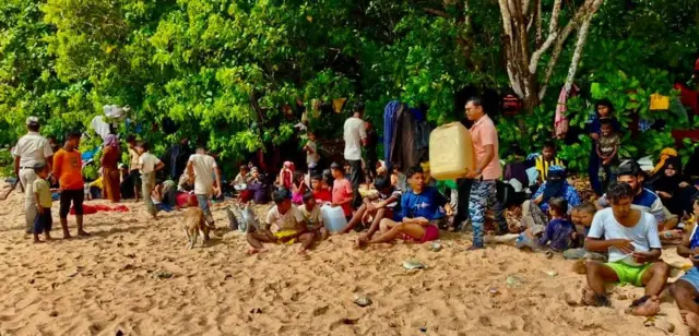 শহীদ দ্বীপে এসে পৌঁছানো রোহিঙ্গাদের মধ্যে অনেক শিশুও রয়েছে।