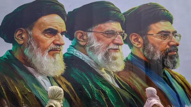 ایران میں ایک بل بورڈ پر آیت اللہ علی خامنہ، روح اللہ خمینی اور مجتبیٰ خامنہ ای کی تصاویر بنائی گئی ہیں