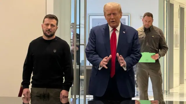 Donald Trump falando enquanto caminha ao ladolampionsbet site oficialVolodymyr Zelensky