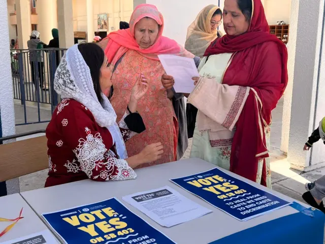 బిల్లు గురించి మహిళలకు వివరిస్తున్న రేణు సింగ్ 