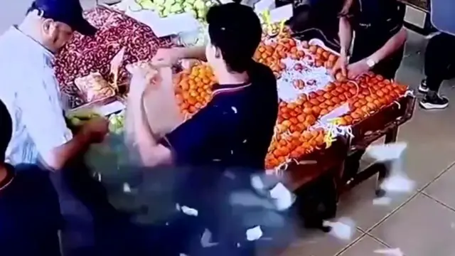 Kyamarar tsaro ta cikin wani shagon sayayya ta nuna yadda ɗaya daga na'urarorin sadarwa ta fashe