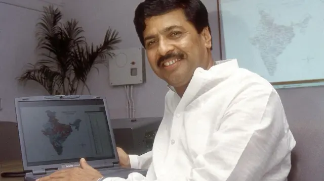 বিজেপির অশোকা রোড অফিসে ল্যাপটপ নিয়ে প্রমোদ মহাজন। ১৯৯৮