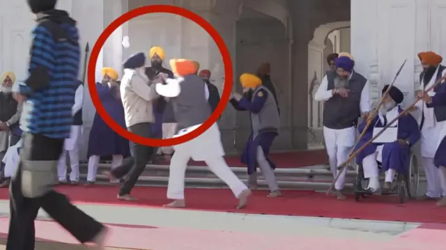 ਪੁਲਿਸ ਮੁਲਾਜ਼ਮ ਜਸਬੀਰ ਸਿੰਘ ਤੇ ਪਰਮਿੰਦਰ ਸਿੰਘ ਹਮਲਾ ਰੋਕਦੇ ਹੋਏ