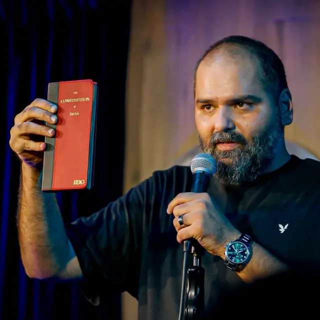 कुठल्याही लोकशाहीमध्ये ज्या अनेक गोष्टी आवश्यक असतात, त्यापैकी एक महत्त्वाची गोष्ट म्हणजे अभिव्यक्ती स्वातंत्र्य ही आहे, असं कायदेतज्ज्ञ उल्हास बापट सांगतात.