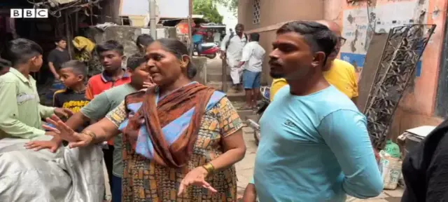 धारावीतल्या रहिवाशांमध्येही त्यांना नेमकी घरं कधी आणि कुठे मिळणार यावरून चर्चा आणि संभ्रम आहे.