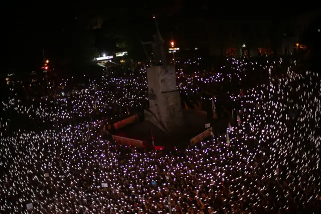 Šesnaest minuta tišine za 16 žrtava u centru Kraljeva