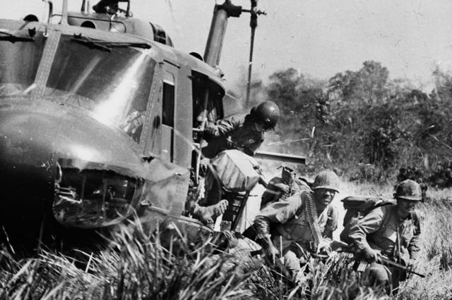 Soldados americanos saltam de um helicóptero durante um ataque de combate perto de M Tho no Delta do Mekong, Vietnã do Sul