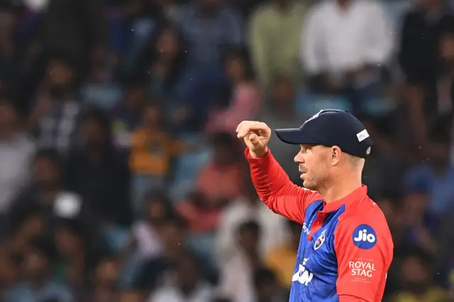 வார்னர் ஆமை வேகம் - கடும் விமர்சனம்