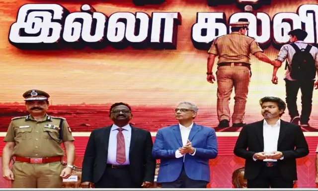 பள்ளி வளாகத்தின் உள்ளே பயன்படுத்தி எறியப்பட்ட அரசு தடை செய்த போதைப்பொருள்களின் மிச்சங்களை கவனிக்க முடிந்தது