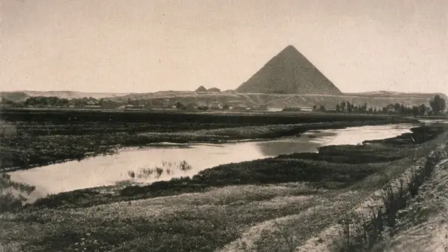 Perangkat Shuman menarik air dari Sungai Nil untuk mengairi ladang kapas Mesir yang sangat penting dan membutuhkan air.