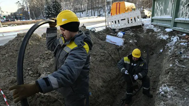 Працівники найбільшого українського енергетичного постачальника ДТЕК проводять аварійний ремонт лінії електропередач в мороз після ракетних атак та атак безпілотників з Росії на українську енергетичну інфраструктуру