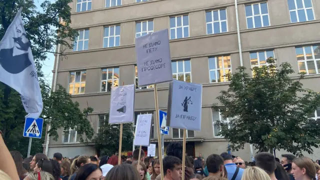 Skup podrške nastavnicima ispred Pete gimnazije u centru Beograda