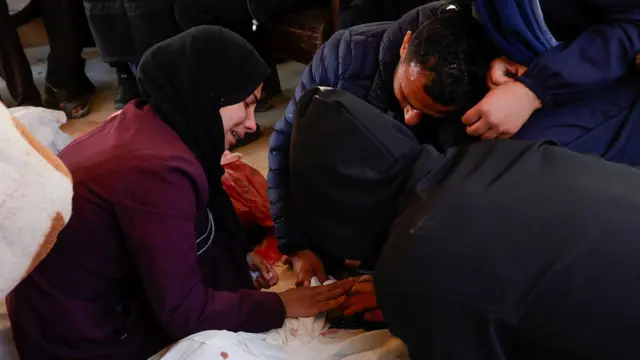 امرأة تبكي بعد مقتل أحد أفراد عائلتها.