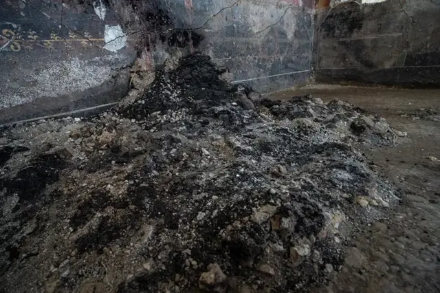 Restos calcinados y contorno grabado a fuego en una pared