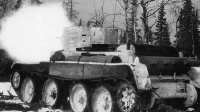 Радянський танк веде бій на підступах до лінії Маннергейма