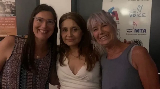 Marjane Beaugeois (centro) dice que la psilocibina la ayudó a tratar la depresión