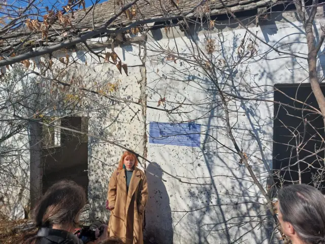 Dalia Koler ispred novopostavljene table u Begejcima