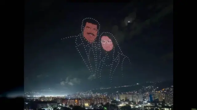 Show de drones em Caracas, na Venezuela, apresentando mensagens em referência a Nicolás Maduro e Cilia Flores