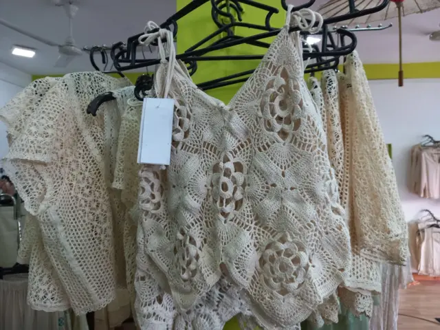 කොවිඩ් වසංගතයට පෙර මෙම නිර්මාණ සඳහා සංචාරකයන්ගෙන් හොඳ ඉල්ලුමක් තිබුණත් වර්තමානයේ එම තත්ත්වය බොහෝ දුරට අඩු වී ඇතැයි රේන්ද කර්මාන්තයේ යෙදී සිටින මාගල්ල පදිංචි එම්.එස් කාන්තිලතා පැවසුවාය.