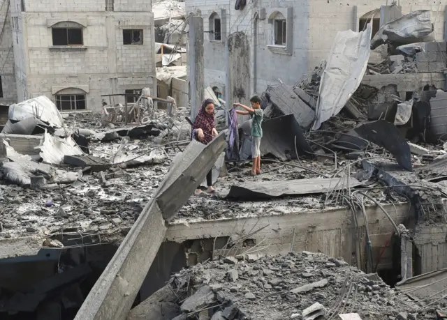 دمار بعد قصف إسرائيلي في غزة