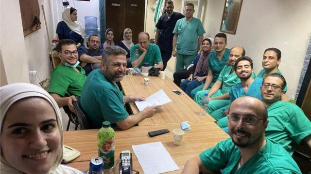 Sara Al-Saqqa y sus colegas del hospital