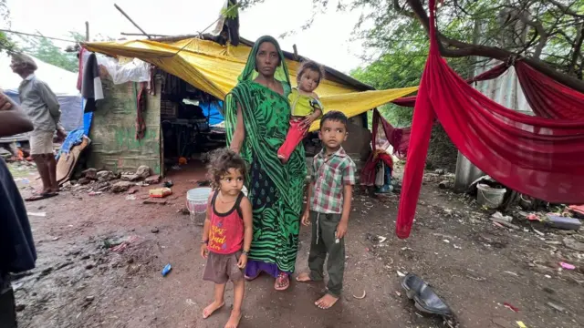 કોકીલાબેન દેવીપૂજક તેમનાં બાળકો સાથે