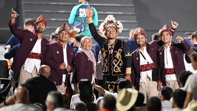 Sejumlah atlet Indonesia melambaikan tangan pada pembukaan Paralimpiade Paris 2024 di Place de la Concorde di Paris 