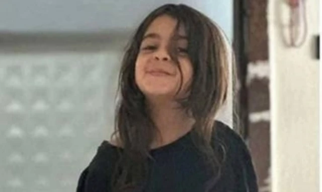 Narin Güran'ın fotoğraflarından biri, siyah bir elbisel giyiyor