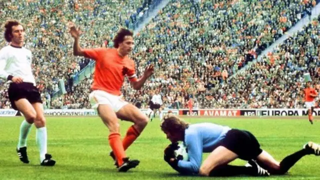 کرویف و سایر بازیکنان هلند نتوانستند از گل زودهنگامی که در فینال زدند، استفاده کنند