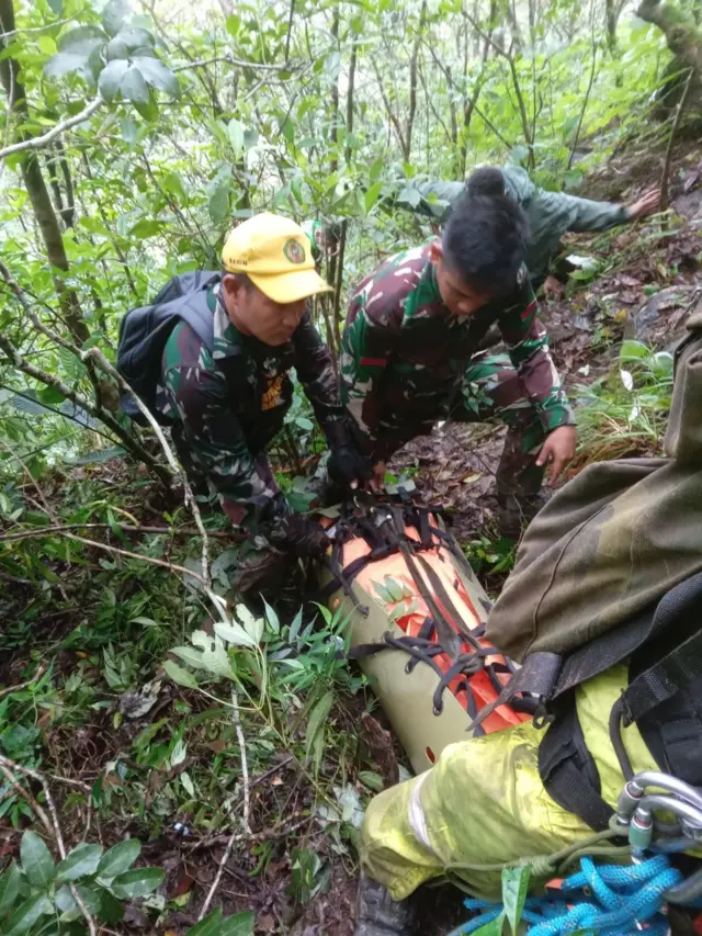 Tim SAR gabungan sedang mengevakuasi jenazah korban jatuhnya pesawat ATR 42-500 di Gunung Bulusaraung, Kabupaten Pangkep, Sulawesi Selatan.