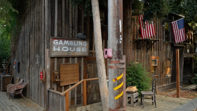 یک خانه قدیمی و چوبی که قمارخانه بود